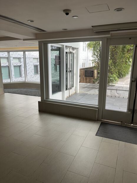 Glass wall corner
